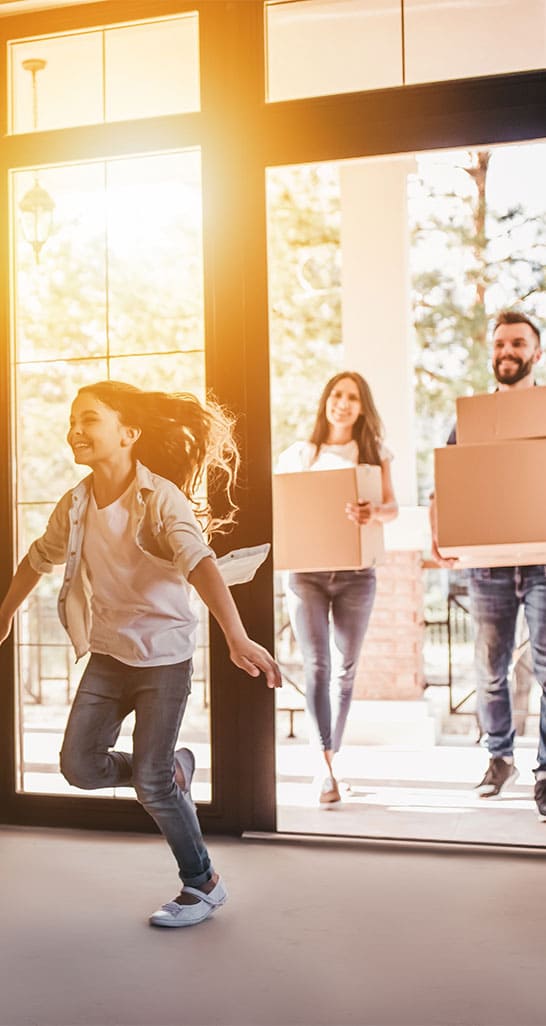 familia mudandose a una nueva casa